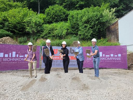Vorschau Bild von Spatenstich – v.l.n.r.: Werner Pfeil (Pfeil
Architekten ZT GmbH), Stefan Steinbichler (Bürgermeister von
Purkersdorf), Sybille Sierlinger (Projektleitung DIE WOHNKOMPANIE),
Roland Pichler (Geschäftsführer DIE WOHNKOMPANIE) und Simon Wedl
(Pabst Gesellschaft m.b.H.)