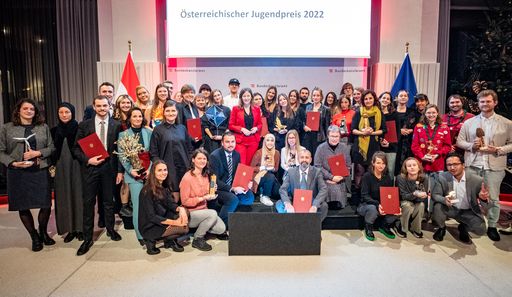 Jedes Jahr vergibt das Bundeskanzleramt den
österreichischen Jugendpreis. Im Bild die Preisträgerinnen und
Preisträger im Jahr 2022.