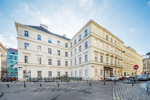 Das Zinshaus-Team von OTTO Immobilien begleitete
zuletzt erfolgreich den Verkauf eines Mehrfronten-Zinshauses aus
Jahrzehntelangem Privatbesitz an den etablierten Wiener
Zinshausentwicklers ALRAG Allgemeine Leasing und Realitäten
Aktiengesellschaft. Die beeindruckende Eckliegenschaft direkt am
Mozartplatz im 4. Bezirk verfügt über eine Bestands-Nutzfläche von
mehr als 1.650 m² und einen wunderschönen begrünten Innenhof.
Zusätzliches Development-Potential bietet der geräumige
Rohdachboden.