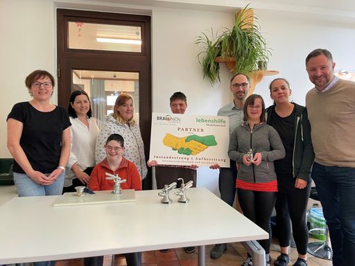 v.l.n.r.: Betreuerin Maria Teufel,
Einrichtungsleitung Brigitte Gepart, Patricia, Herta, Teamleitung
Schankservice Thomas Teufl, Anja, Betreuerin Claudia Scheinhart,
Leiter des Schanktechnikzentrums Hannes Fröschl und vorne sitzend
Miriam.