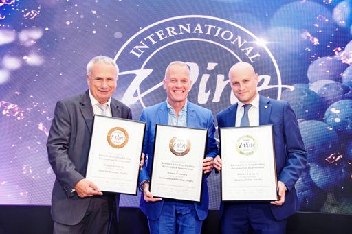 WINZER KREMS Geschäftsführer Ing. Ludwig Holzer,
MSc, IWC Co-Chairman Tim Atkins und WINZER KREMS
Exportverantwortlicher Thomas Brunner