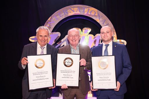 Vorschau Bild von WINZER KREMS Geschäftsführer Ing. Ludwig Holzer,
MSc, IWC Co-Chairman Oz Clark und WINZER KREMS
Exportverantwortlicher Thomas Brunner