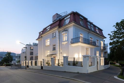  Die klassische Wiener Zinsvilla in der Blaasstraße
38, unmittelbar am Döblinger Cottage gelegen, wurde von amb
Development behutsam revitalisiert.