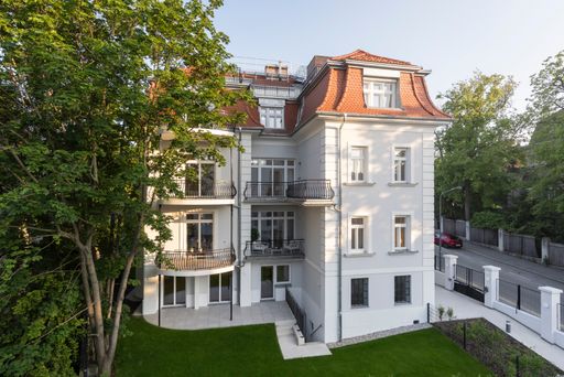 Vorschau Bild von Das historische Gebäude gliedert sich in vier
großzügige Wohnungen zwischen etwa 100 und 250 m² sowie zwei
Kleinwohnungen zu je zwei Zimmern und rund 40 bzw. 50 m².