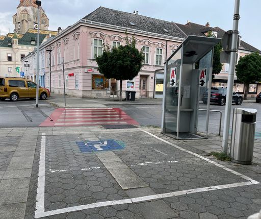  Ein Schutzweg führt direkt in einen
Behindertenparkplatz