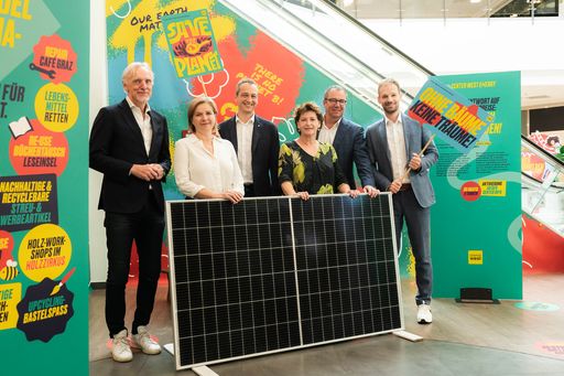  V.l.n.r.: Günter Riegler (Stadtrat für Wirtschaft
Graz), Judith Schwentner (Vizebürgermeisterin Graz), Martin
Wittigayer (Manager Center West), Ursula Lackner (Landesrätin
Klimaschutz Steiermark), Bernd Lippacher (Ökosolar PV GmbH und PLB
Energy), Philipp Marinitsch (Abteilungsleiter für. Mobilität- und
Infrastrukturkoordination der Energie Steiermark) - Credit: Björn
Brachmayer/Center West