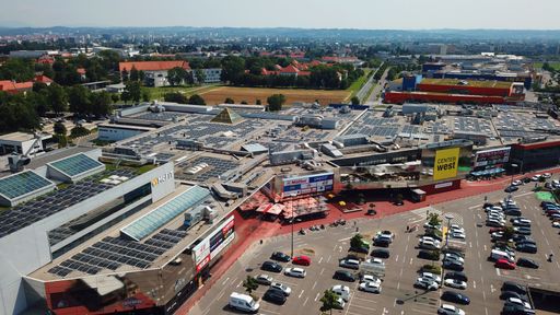 Vorschau Bild von Nachhaltigkeitsoffensive im Center West in Graz:
Neue Photovoltaik-Anlage mit 1,3 Millionen kWh pro Jahr, 16 Tesla
Supercharger gehen in Betrieb, kostenloses E-Tanken.