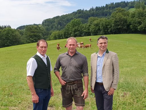 v.l.n.r.: Josef Moosbrugger, Präsident der LK
Österreich, Robert Brunnauer, Biomilchviehbauer und
Direktvermarkter, und Rupert Quehenberger, Präsident der LK
Salzburg.