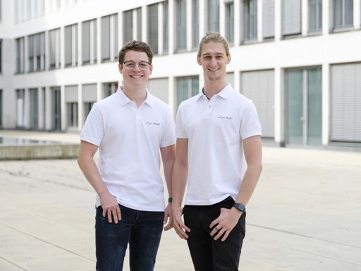 Die Floy-Gründer Benedikt Schneider (CEO, links) und Leander
Märkisch (CPO). Die WHU-Absolventen (beide Forbes 30u30)
entwickelten die Floy-KI. Diese künstliche Intelligenz kann
Anomalien in MRT- und CT-Bildern erkennen und diese dem Radiologen
zur genauen Betrachtung präsentieren. / Die Verwendung dieses Bildes
für redaktionelle Zwecke ist unter Beachtung aller mitgeteilten
Nutzungsbedingungen zulässig und dann auch honorarfrei.
Veröffentlichung ausschließlich mit Bildrechte-Hinweis.