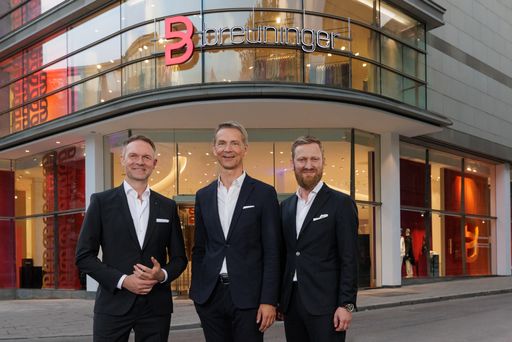 Breuninger CEO Holger Blecker (Mitte) mit dem
Breuninger Geschäftsführer-Duo am Standort München René Weise
(links) und Alexander Entov (rechts)