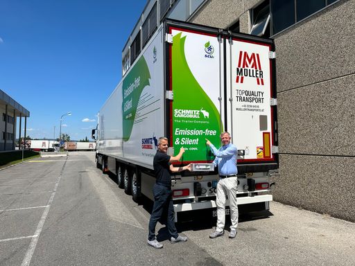 Müller Transporte testet voll-elektrische Kühlauflieger von
Schmitz Cargobull: Frank Reppenhagen (l.), Director Region Western
Europe Schmitz Cargobull und Fritz Müller (r.), Geschäftsführer
Müller Transporte