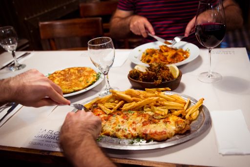 Milanesa Napolitana mit Pommes frites, ein typisch argentinisches
Gericht. / Die Verwendung dieses Bildes für redaktionelle Zwecke ist
unter Beachtung aller mitgeteilten Nutzungsbedingungen zulässig und
dann auch honorarfrei. Veröffentlichung ausschließlich mit
Bildrechte-Hinweis.