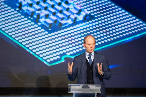 Gerstenmayer erklärte heute beim Treffen im
Bundeskanzleramt das "Window of Opportunity" für Österreichs
Mikroelektronikindustrie: „Die erfolgreiche Umsetzung bereits
bestehender Programme wie IPCEI Mikroelektronik II mit entsprechend
hohen Finanzierungszusagen legt den Grundstein für weitere,
europaweit entscheidende Initiativen im Rahmen des EU-Chips-Acts.
Jetzt besteht die einmalige Chance, Österreich und Europa hier klar
auf der Überholspur zu positionieren. Die Politik ist gefordert,
rasch zu handeln und der heimischen Mikroelektronik auch strategisch
jenen Stellenwert zu geben, den diese im Alltag der Menschen längst
einnimmt“