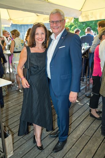 Vorschau Bild von Thomas Steiner mit Gattin bei der Premiere von Carmen