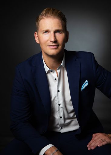 Vorschau Bild von Florian Ultsch, Prokurist harry's home: "Familie
bedeutet für uns, miteinander reden und sich untereinander
austauschen können. Ich selbst bin von klein auf im Hotelbetrieb
aufgewachsen und sehe die Hotels schon immer wie einen riesengroßen
Abenteuer-Spielplatz an, auf dem es allerhand zu entdecken gilt. Es
gibt so viele junge Menschen in Not, die sich wünschen, einmal
sorgenfrei Urlaub machen zu können. Wir freuen uns, wenn wir ihnen
eine unbeschwerte Zeit ermöglichen können."