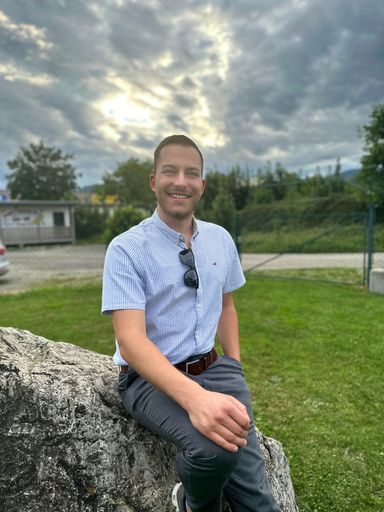  Ein besonderer Meilenstein wurde bei der
Sommersponsion der FH Kärnten auf dem Campus Spittal gefeiert: Levi
Prammerdorfer, Absolvent des Studiengangs Gesundheits- und
Pflegemanagement sowie des weiterführenden Masterstudiums
Gesundheitsmanagement, wurde als 10.000ster Absolvent im Rahmen der
feierlichen Sponsionsfeier gewürdigt und für seine herausragenden
Leistungen geehrt. Die Sponsion fand aufgrund der hohen Anzahl an
Absolvent*innen an zwei Tagen, 13. und 14. Juli, statt.