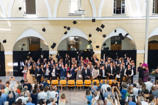 Vorschau Bild von Über 400 Absolventinnen und Absolventen aus den
Studienbereichen Bauingenieurwesen & Architektur, Engineering & IT,
Gesundheit & Soziales und Wirtschaft & Management sowie dem
Weiterbildungszentrum nahmen am 13. und 14. Juli 2023 mit Stolz ihre
Sponsionsurkunde in Empfang.