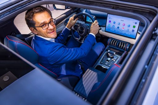 Vorschau Bild von Danijel Dzihic, Managing Director CCI Car Austria
GmbH: "Wir reden nicht von der leistbaren E-Mobilität der Zukunft,
sondern bieten sie ab sofort an."