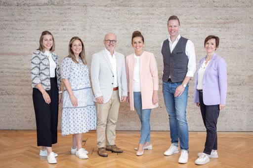 Vorschau Bild von Sponsoren der Convention4u 2023 (v.l.nr. Christina
Pilz und Veronika Schumann (Convention Bureau Tirol), Gerhard Stübe
(ACB Präsident), Sandra Neukart (COO Österreich Werbung) sowie
Thomas Kahn und Ingrid Walder (Congress Centrum Alpbach)