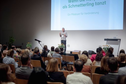 Vorschau Bild von Opening Session „Plädoyer für Veränderung“ mit
Moderator Michael Gleich