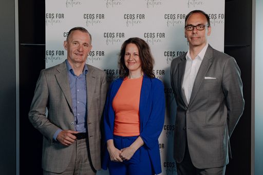 V.l.n.r.: Peter Weinelt (Wiener Stadtwerke),
Christiane Brunner (CEOs FOR FUTURE) und Berthold Kren (Holcim
Central Europe) © CEOs FOR FUTURE/LIEB.ICH Productions