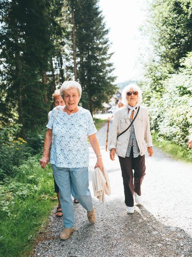 Vorschau Bild von Das absolute Highlight in der warmen Jahreszeit ist
die „SeniorInnen unterwegs“-Aktion der Klubs. Wenn die Sommertage in
der Stadt immer heißer werden, bieten Klubs eine willkommene
Abwechslung: Gemeinsam fahren die Klubs mit den SeniorInnen dann ins
Grüne und entdecken Sommer-Oasen und Sehenswürdigkeiten in und rund
um Wien.