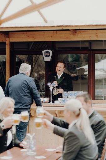 Vorschau Bild von Brauhaus Wirt Robert Grossauer: Im Brauhaus
Puntigam in Graz wird ab sofort auch wieder in Schilling bezahlt.
Das frisch gezapfte Krügerl kostet 37 Schilling oder umgerechnet nur
2,70 Euro.