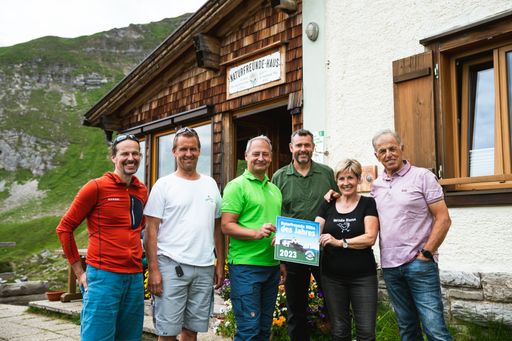 Die Überreichung der Auszeichnung inklusive Tafel
fand direkt am Padasterjochhaus statt. Personen v.l.: Hanspeter
Gärtner, Helmut Frank, Andreas Schieder, Günter Abraham, Pächterpaar
Agi und Paul Pranger