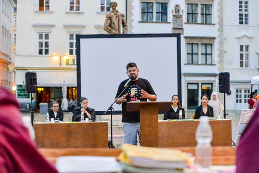 Vorschau Bild von „Wir haben UN-Menschenrechtskomissar Volker Türk,
die EU-Menschenrechtskomissarin Mijatovic, den grünen Abgeordneten
Erik Marquardt sowie verschiedene internationale Organisationen über
den SLAPP-Präzedenzfall in Österreich, noch dazu bei einer humanitär
tätigen NGO, informiert. Es kann vor diesem ‚David vs.
Goliath’-Prozess zumindest niemand sagen: Er oder sie habe nichts
gewusst. Denn alle Beweise sind in unseren OTS-Meldungen und auch im
Sachverhalt offengelegt. Die Situation ist glasklar: Wir haben ein
illegales Gefängnis verhindert und sollen jetzt dafür auch noch
bestraft werden“, sagt Petar Rosandic, Obmann der SOS Balkanroute