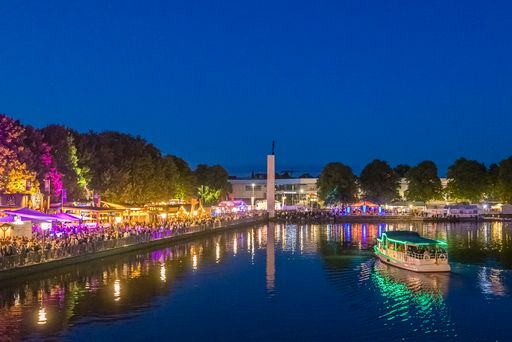 Maschseefest am Abend / Die Verwendung dieses Bildes für
redaktionelle Zwecke ist unter Beachtung aller mitgeteilten
Nutzungsbedingungen zulässig und dann auch honorarfrei.
Veröffentlichung ausschließlich mit Bildrechte-Hinweis.