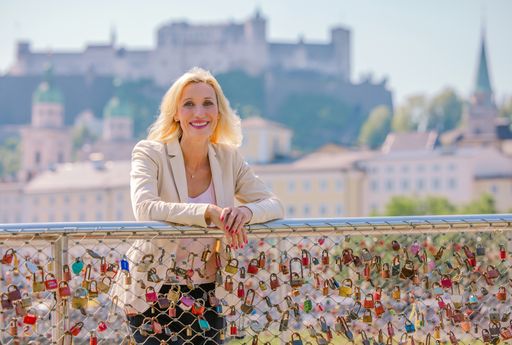 TSG-Gechäftsführerin Christine Schönhuber vor der
Kulisse der Salzburger Altstadt