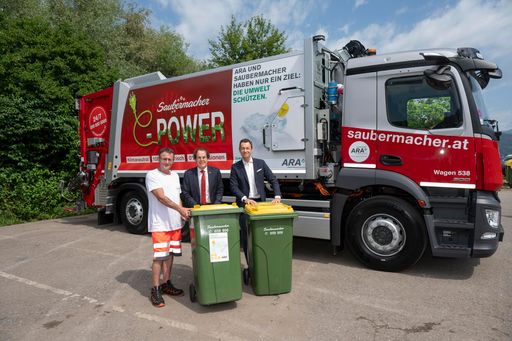  Mario Schapfel, LKW-Fahrer Saubermacher; Hans Roth,
Saubermacher Gründer; Harald Hauke, CEO Altstoff Recycling Austria
(ARA)