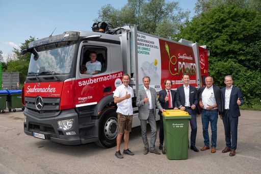 Vorschau Bild von Mario Schapfel, LKW-Fahrer Saubermacher; Andreas
Zöscher, AWV Mürzverband; Friedrich Kratzer, Bürgermeister
Kapfenberg; Hans Roth, Saubermacher Gründer; Harald Hauke, CEO
Altstoff Recycling Austria (ARA); Erwin Fuchs, WKO
Bruck-Mürzzuschlag; Manfred König, Ver-triebsdirektor Regionalkunden
Saubermacher