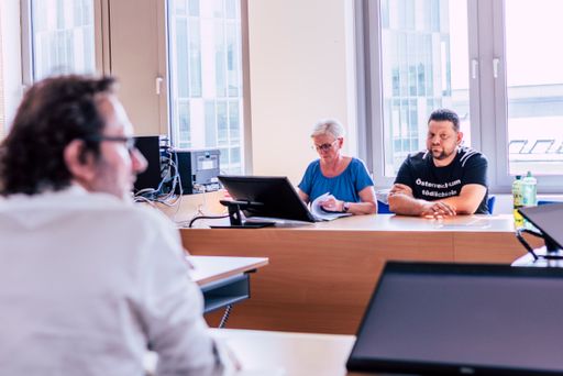 Vorschau Bild von Petar Rosandic und Maria Windhager im Gerichtssaal
des Wiener Handelsgerichts