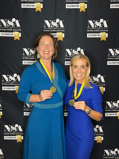 Vorschau Bild von Katharina Turecek und Maria-Theresa Schinnerl kurz
nach der Preis-Verleihung.