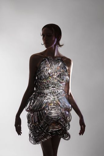  Flora Miranda, "Polarisation Dress" aus der
Kollektion "Hyperreal", 2021