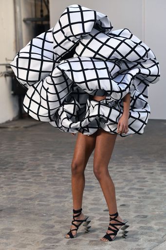 Vorschau Bild von Flora Miranda in Kollaboration mit Esther Stocker,
"Crinkle Dress" aus der Kollektion "Cyber Crack", 2020 © Etienne
Tordoir