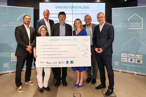 https://www.apa-fotoservice.at/galerie/33823 Explodierende
Baukosten, horrende Bodenpreise und langwierige Bauverfahren –
leistbarer Wohnraum wird zunehmend schwerer zu errichten.
Entsprechend brechen aktuell die Bauvorhaben des Sektors ein.Vor
diesem Hintergrund haben sich nun mehrere Bauträger
zusammengeschlossen und die Initiative: "Mehr leistbaren Wohnraum
schaffen" gegründet. Bei der PK wurde ein Forderungskatalog
gegenüber der Politik präsentiert, um die Bauleistung für den
leistbaren Wohnraum zu erhöhen.