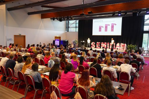 Vorschau Bild von Gespannt lauschten die Teilnehmer dem spannenden
Vortrag der seminargo Geschäftsführung über die vielversprechende
Zukunft der Seminarbuchungen.