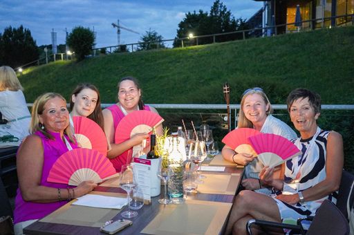 Vorschau Bild von Auf der Terrasse konnten sich die Teilnehmer beim
Networking angenehmer Abkühlung erfreuen.