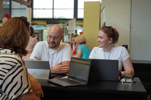 Vorschau Bild von Auch in diesem Jahr waren die Infodesks komplett
ausgebucht, wobei das Interesse an "SEM" – der neuen Internet
Booking Engine von seminargo – besonders groß war.