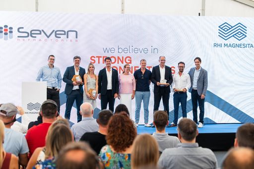 Senior Management von RHI Magnesita und Seven
Refractories bei der offiziellen Zeremonie im Seven Refractories
Werk in Divača, Slowenien.