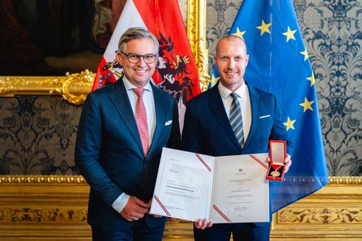 Finanzminister Magnus Brunner überreicht die
Lebensretter Medaille an Michael März