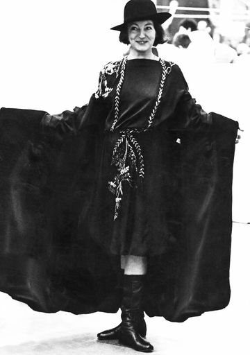 Gertie Fröhlich mit Cape, 1970, Fotografie