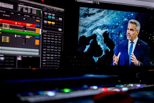 Bundeskanzler Karl Nehammer während ServusTV's
"Servus Nachrichten" am 26. Juli 2023 in Wals-Siezenheim, Salzburg,
Österreich.