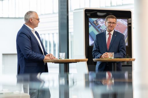B&R Geschäftsführer Jörg Theis (links) und
Oberösterreichs Wirtschafts-Landesrat Markus Achleitner bei der
offiziellen Inbetriebnahme der neuen Wärmepumpenanlage im B&R
Leiterplattenwerk in Eggelsberg