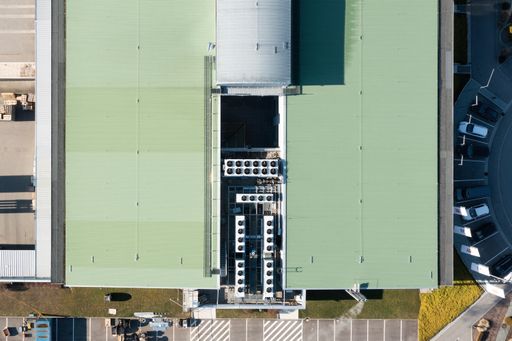 Vorschau Bild von Richtungsweisende Wärmepumpenanlage bei B&R macht
Leiterplattenwerk erdgasunabhängig und ersetzt Haushaltsgasverbrauch
einer Kleingemeinde / Credit: ABB