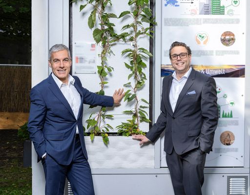 Damit eine Fassadenbegrünung funktioniert, muss sie 
mit einer richtig dimensionierten Dämmung ausgestattet sein. Die 
Baumit open air KlimaschutzFassade ist ein WDVS, das aus mehreren 
exakt aufeinander abgestimmten Komponenten besteht, die mit dem 
Montageelement Baumit IsoBar von EJOT für die perfekte Verankerung 
der Rankhilfen auf der Fassade sorgt. Georg Bursik (links), 
Geschäftsführer der Baumit GmbH und Mathias Hanke, Leiter 
Produktmanagement der Baumit GmbH.