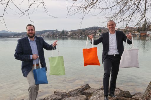Vorschau Bild von Im Bild (v.l.n.r.): Dipl.-Betriebswirt Harald Bauer
(Geschäftsführer, dm drogerie markt) und Dr. Florian Heubrandner
(Vice President Global Textiles Business, Lenzing AG) mit den dm
Holzfasertaschen.