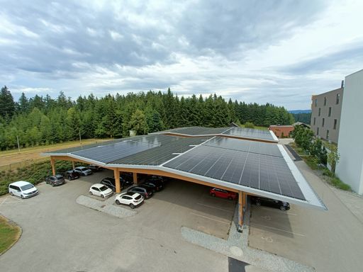 Parkplatzüberdachung und PV Anlage Hotel AVIVA